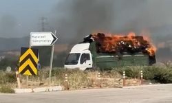 Seyir halindeki kamyondaki saman balyaları yandı; o anlar kamerada