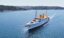 TCG Savarona gemisi İstanbul Boğazı'ndan geçti