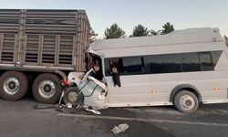 Minibüs TIR'ın altına girdi: 3'ü ağır 18 yaralı