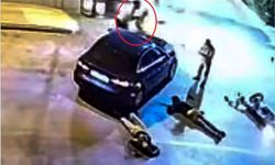 Motosiklete çarptı, kaputtaki çocuğu indirip yaralıları ezerek kaçtı; o anlar kamerada