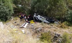 Sivas'ta minibüs uçuruma yuvarlandı; yaralılar var