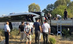 Tur otobüsü, TIR'a çarptı: 2 ölü, 8 yaralı