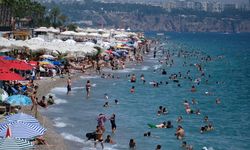 Antalya'da yüksek nem bunalttı, deniz rahatlattı