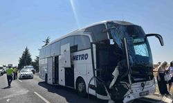Uşak'ta yolcu otobüsü kamyona arkadan çarptı: 1'i ağır 8 yaralı