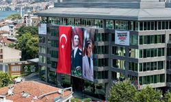 Üsküdar Belediyesi binasına Sinem Dedetaş'ın sözleri asıldı!
