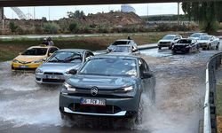 Adana'da sağanak ve rüzgar etkili oldu, yollar göle döndü