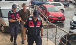 İzinsiz AVM'ye gittiği için 17 yaşındaki kızlarını yatağa zincirleyen çift gözaltında!