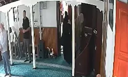 Camiye namaza gelen kadının çantasındaki altınları çaldılar