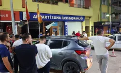 Kontrolü kaybeden otomobil AK Parti binasına girdi