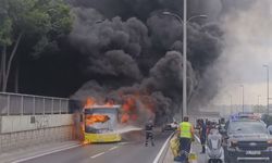 Bakırköy'de seyir halindeki İETT otobüsü alev alev yandı
