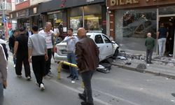 Kazada savrulan otomobil kaldırımdaki yayalara çarptı: 2'si ağır 5 yaralı