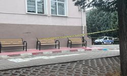 Boşanma aşamasındaki eşini okul bahçesinde bıçakla ağır yaraladı!
