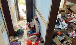 Kötü koku gelen evden 1 ton atık çıkarıldı