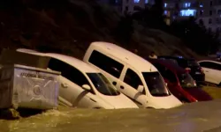 Ankara'da şiddetli sağanak: Keçiören'de yol çöktü, araçlar zarar gördü