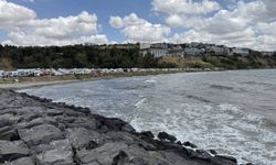 O ilçede tüm plajlarda bugün denize girmek yasaklandı