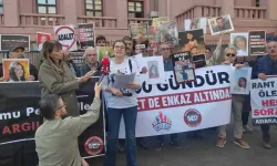 Depremzedeler 11 gündür bakanlık önünde: 'Kaybettiğimiz yakınlarımız için buradayız'