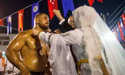 Görücü usulü tanıştılar, yağlı güreşli düğün yaptılar!