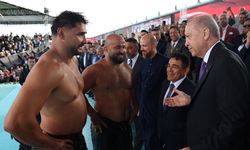 Erdoğan, Yağlı Güreş Cumhurbaşkanlığı Kupası finallerinde Davutoğlu'nu tebrik etti!