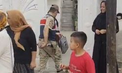 Ev sahibini bıçaklayıp sandalyeye bağladılar, gasbettikleri altınlarla kaçtılar