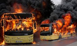 Bakırköy'de seyir halindeki İETT otobüsü alev alev yandı!