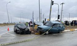 Kütahya'da iki otomobilin çarpıştığı kaza kamerada; 2 ölü, 8 yaralı