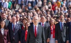 Kılıçdaroğlu, CHP'nin 103'üncü kuruluş yıl dönümünde Anıtkabir'i ziyaret etti