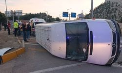 Tarım işçilerini taşıyan minibüs kaza yaptı: 10 yaralı