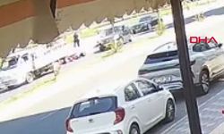 Otomobilin açılan kapısına çarpıp kamyonun altında kalan motosikletli öldü