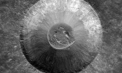 NASA'nın uzay aracı Ay'da devasa yeni bir krater keşfetti