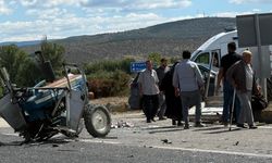 Otomobil ile çarpışan traktör ikiye bölündü