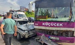 Sakarya'da özel halk otobüsü ile otomobil kafa kafaya çarpıştı: 5 yaralı