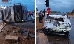 Otomobille çarpışan TIR durağa devrildi: 2 ölü