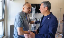 Özgür Özel, bıçaklı saldırıda yaralanan Melih Meriç’i ziyaret etti!