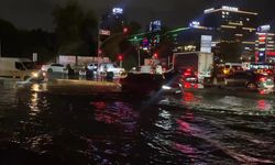 İstanbul’da sağanak: Yollar göle döndü, alt geçidi su bastı, araçlar çukura düştü
