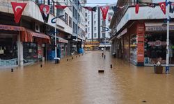 Karadeniz’de sağanak alarmı: Trabzon ve Rize sel sularına teslim oldu