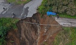 Trabzon'da mahalle yolu çöktü; sürüklenen araçtaki 2 kişi yaralandı