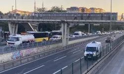 Beyoğlu’nda arızalanan tanker E5'te trafiği kilitledi