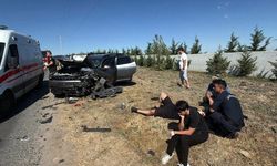 İki otomobil, kafa kafaya çarpıştı; 5 yaralı
