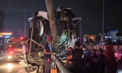 Yolcu otobüsü yön tabelasının direğine çarptı! Çok sayıda yaralı var