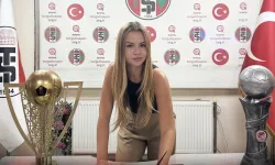Turgutluspor'un yeni teknik direktörü 22 yaşındaki Zeynep Mestan oldu