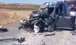 Şanlıurfa’da ticari araç kamyona çarptı: 4 kişi hayatını kaybetti