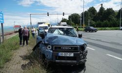 Yabancı plakalı cip, kırmızı ışıkta bekleyen 3 araca çarptı: 1 yaralı