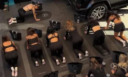 Otomobil bayisinde güne yoga yaparak başlayan kadınlar gündem oldu
