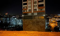 Ankara'da toprak kayması sonucu istinat duvarı çöken binanın temeli açığa çıktı