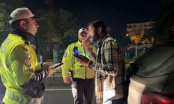 Alkolmetreyi üflemedi, kimlik numarasını soran polise, 'okumam yazmak yok’ dedi