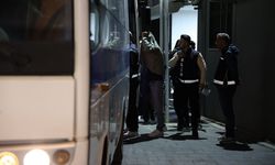 Bayraklı Belediyesi'ne yönelik operasyonda gözaltına alınan 43 şüpheli adliyede