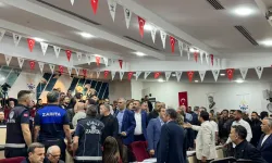 AK Parti'ye geçen Onur Emrah Yıldız'a protesto: Su şişesi atıldı!