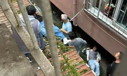 Eve kilitlenen iki genç kız, çarşafla kaçarken 3’üncü kattan düştü