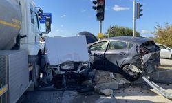 Freni boşalan tanker, ışıkta bekleyen otomobillere çarptı: 4 yaralı