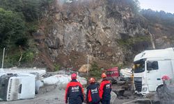Hopa'da heyelan: Kayalar TIR parkındaki araçların üzerine düştü, 1 ölü